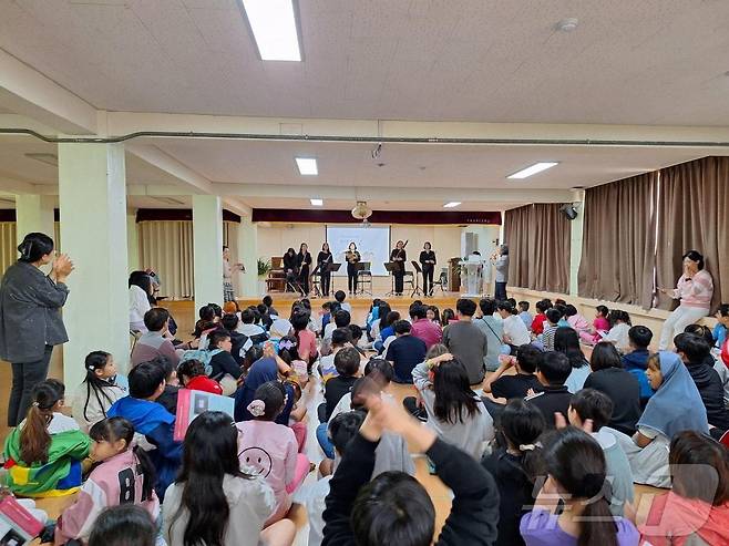 13일 용산구 보광초등학교에서 학교로 찾아가는 신나는 음악여행이 진행되는 모습. (용산구 제공)ⓒ 뉴스1