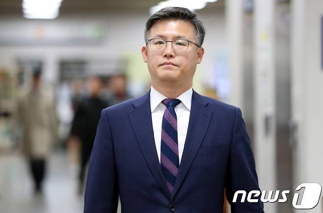 정호성 전 청와대 부속비서관이 14일 오후 서초구 서울중앙지법으로 국가정보원 특수활동비(특활비) 상납 의혹 관련 특정범죄가중처벌법상 뇌물 등 항소심 공판 출석을 위해 법정으로 향하고 있다. 2018.11.14/뉴스1 ⓒ News1 박정호 기자