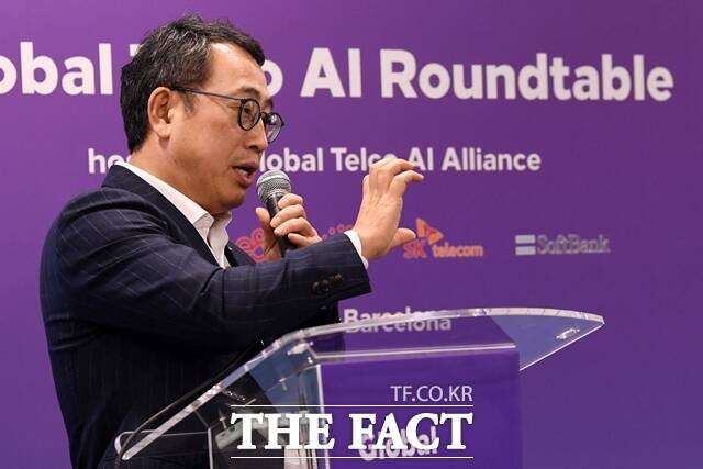 유영상 SK텔레콤 CEO가 지난 3월 열린 MWC 2024에서 AI 전략에 대해 설명하고 있다. 유영상 CEO는 지난 21~22일 열린 AI 서울 정상회의에서 '지속 가능하고 신뢰할 수 있는 AI'라는 주제로 발표에 나서 AI 발전 방안을 제안했다. /더팩트 DB