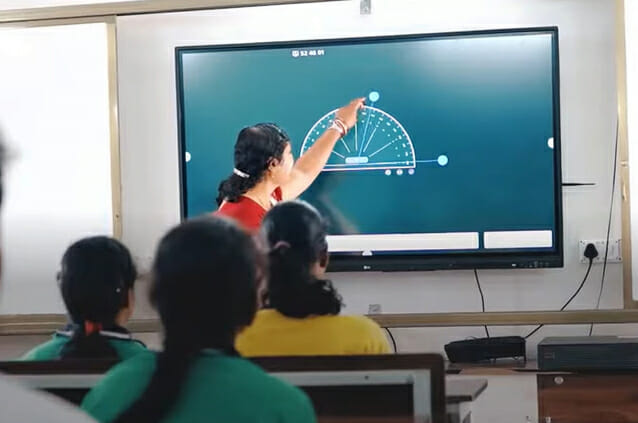 인도 오디샤주 소재 럭세와르(Laksheswar) 공립 고등학교에서 'LG 전자칠판'을 활용해 수업을 진행하고 있는 모습. (사진=LG전자)