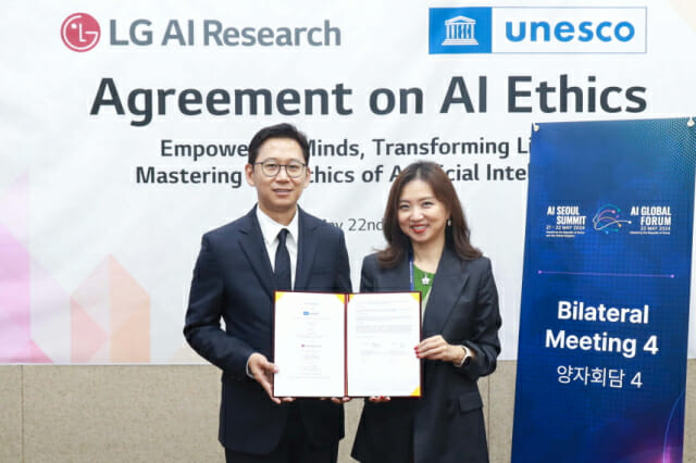 LG AI연구원과 유네스코가 22일 AI 서울 정상회의가 열린 서울 한국과학기술연구원에서 배경훈 LG AI연구원장(사진 왼쪽), 김수현 유네스코 아태지역사무소장 등이 참석한 가운데 AI 윤리 플랫폼을 함께 만들기 위한 협약을 체결했다. (사진=LG)