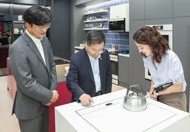 강경성 산업통상자원부 제1차관이 23일 경기도 수원시 삼성전자 디지털시티를 방문해 실증특례 인덕션 제품 설명을 듣고 있다.