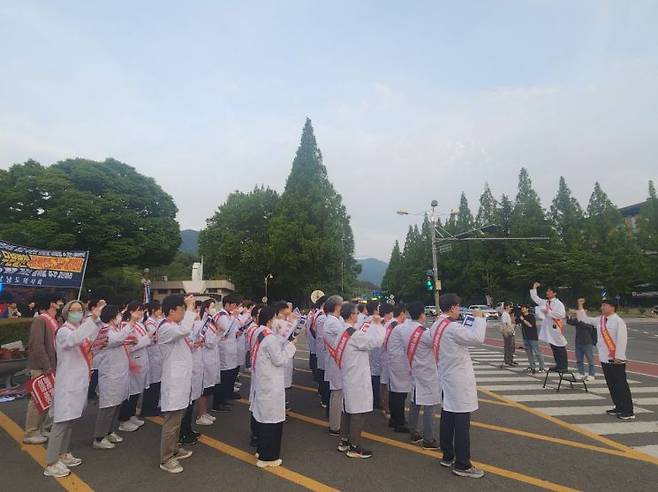 경남도의사회가 경남도청 정문 앞에서 정부의 의대 정원 확대 정책 철회를 촉구하고 있다. [사진제공=경남도의사회]