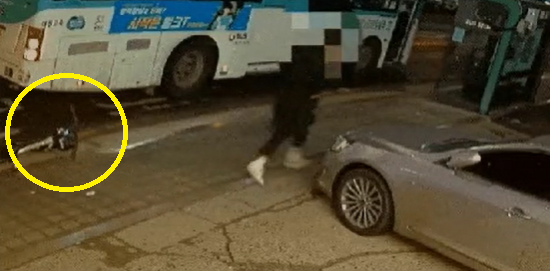 버스가 도착하자 타고 있던 자전거에서 급하게 내리는 남성. [사진=온라인 커뮤니티 갈무리]