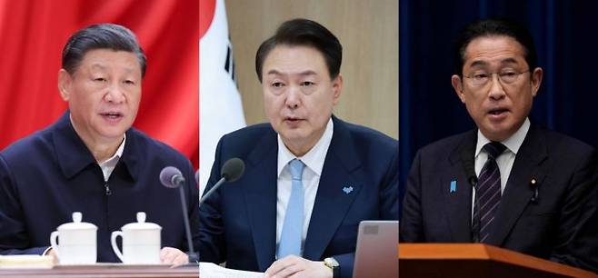 한·중·일 정상. 윤석열 대통령과 시진핑 중국 국가주석(왼쪽), 기시다 후미오 일본 총리(오른쪽)