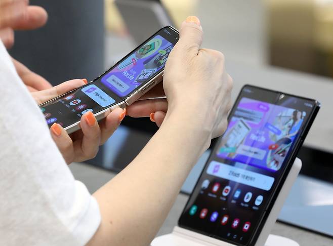 27일 서울 마포구 삼성스토어 홍대에서 시민들이 삼성전자의 새로운 폴더블폰 갤럭시 Z플림5를 체험하고 있다. 갤럭시 Z플립5와 Z폴드5는 오는 8월 1일부터 7일까지 사전 판매를 진행하며, 8월 11일 국내 정식 출시된다. 2023.7.27/뉴스1