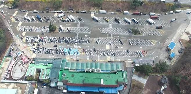 전기차와 하이브리드차, 내연기관 차가 섞여 주차 되어 있는 휴게소의 모습./뉴스1