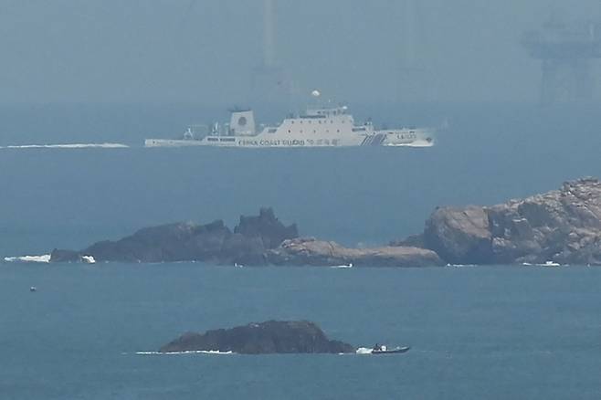 작년 4월 중국 해안경비정이 '대만 포위' 훈련 중에 대만과 가장 가까운 구역인 푸젠성 핑탄현 앞 대만해협으로 접근하고 있다./AFP 연합뉴스