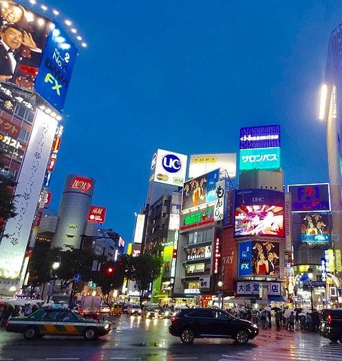 일본의 대표적인 번화가로 꼽히는 도쿄 시부야역 인근의 야경. 시부야역은 하루 이용객 수가 300만 명에 이른다./시부야역 홈페이지