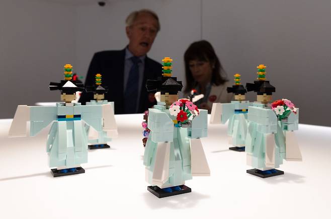 22일 프랑스 파리 주프랑스 한국문화원의 ‘한국의 놀이’ 특별 기획전에 출품된 레고 아티스트 콜린 진의 작품. /뉴스1