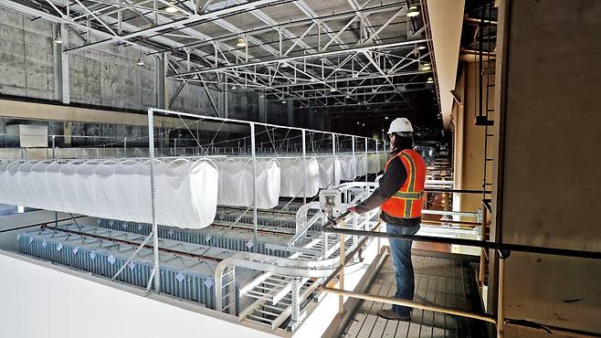 미국 전력 회사 비스트라의 한 직원이 2021년 미국 캘리포니아주(州) 한 발전소 시설을 둘러보는 모습. 인공지능 발전과 함께 전기 사용이 늘면서 최근 전력 회사 관련주가 크게 상승하고 있다. /게티이미지코리아