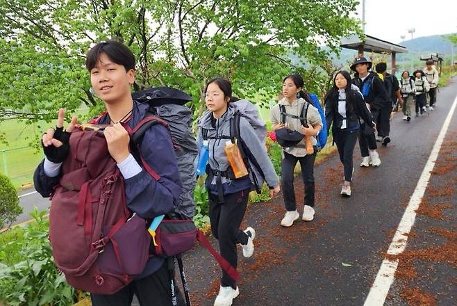 지난달 23일 '고난 학습'을 떠난 독수리기독학교 학생들이 배낭을 메고 경주 일대를 걷고 있다.  /독수리기독학교