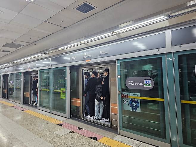 6호선 대흥역에서 승객들이 열차에 탑승하고 있다. /조연우 기자