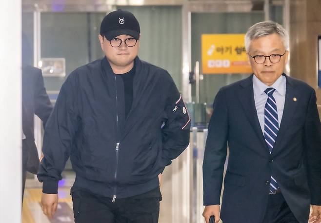 음주 뺑소니 혐의를 받는 트로트 가수 김호중이 21일 오후 서울 강남경찰서에서 조사를 마치고 나오고 있다. /뉴스1