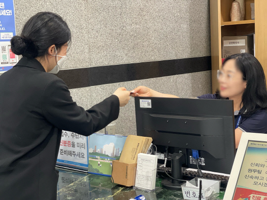 23일 대전 서구의 한 대학병원에서 내원객이 신분증 확인 절차를 거치고 있다. 최다인 기자