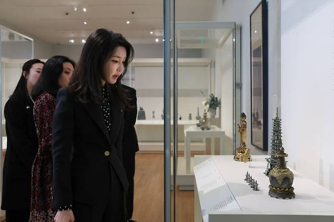김건희 여사가 지난해 4월 28일(현지시간) 미국 보스턴 미술관을 방문해 미술관이 소장한 사리와 사리구를 관람하고 있다. ⓒ대통령실