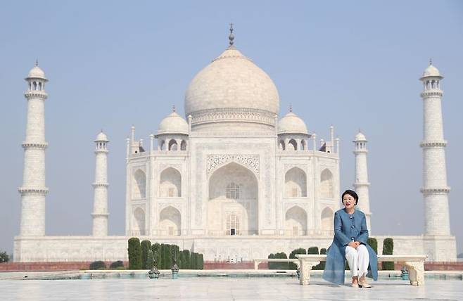 지난 2018년 11월 7일 문재인 전 대통령의 부인 김정숙 여사가 인도 타지마할을 방문해 건물을 둘러보고 있다. ⓒ뉴시스