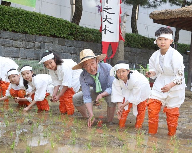 강호동 농협중앙회장이 23일 서울 미동초등학교 어린이들과 농업박물관 전통 모내기 체험을 하고 있다. ⓒ 농협중앙회