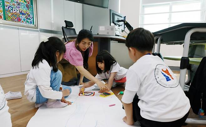 16일 부산 연포초 늘봄2실에서 미술전문가 선생님과 창의미술 수업을 하고 있는 초등학생들. 부산 연포초 제공
