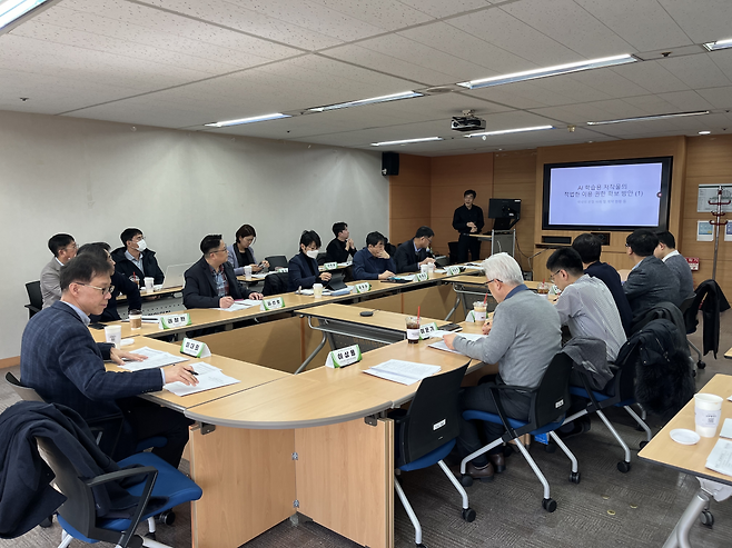 지난 2월 19일 한국저작권위원회 서울사무소에서 열린 2024 AI-저작권 제도개선 워킹그룹 1분과 1차 회의에서 전문가들이 논의를 하고 있다. 한국저작권위원회 제공