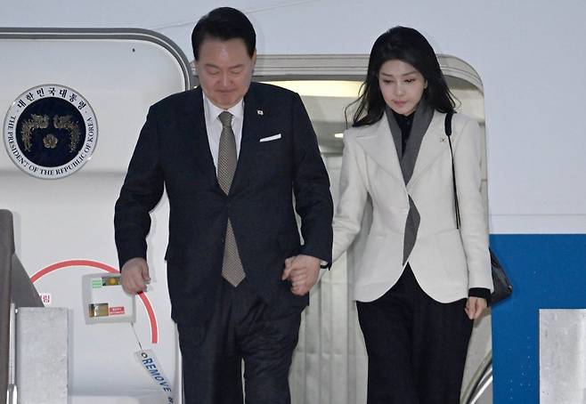 영국 국빈 방문과 프랑스 방문 일정을 마친 윤석열 대통령과 김건희 여사가 26일 경기 성남 서울공항에 공군1호기편으로 귀국하고 있다. 2023.11.26. 최혁중 기자 sajinman@donga.com