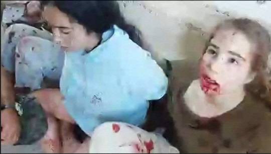 하마스 무장대원에 납치되는 이스라엘 여군 병사 영상 공개[로이터 연합뉴스]