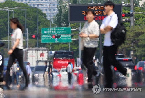 전국적으로 초여름 날씨를 보인 23일 오후 서울 영등포구 여의대로 위로 지열에 의한 아지랑이가 피어오르고 있다. [연합뉴스]