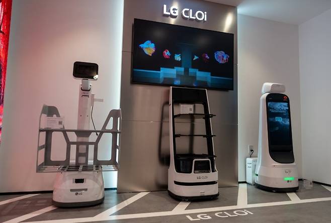 미국 뉴저지주 잉글우드 클리프스에 위치한 LG전자 북미 본사에 오픈한 '비즈니스 혁신 센터(BIC)'에 자율 이동 로봇 '클로이'가 전시돼 있다. LG전자 제공