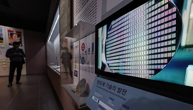 사진은 23일 서울 종로구 대한민국역사박물관에서 관람객들이 대한민국의 반도체 기술 발전의 역사를 보고 있는 모습. (ⓒ뉴스1, 무단 전재-재배포 금지)