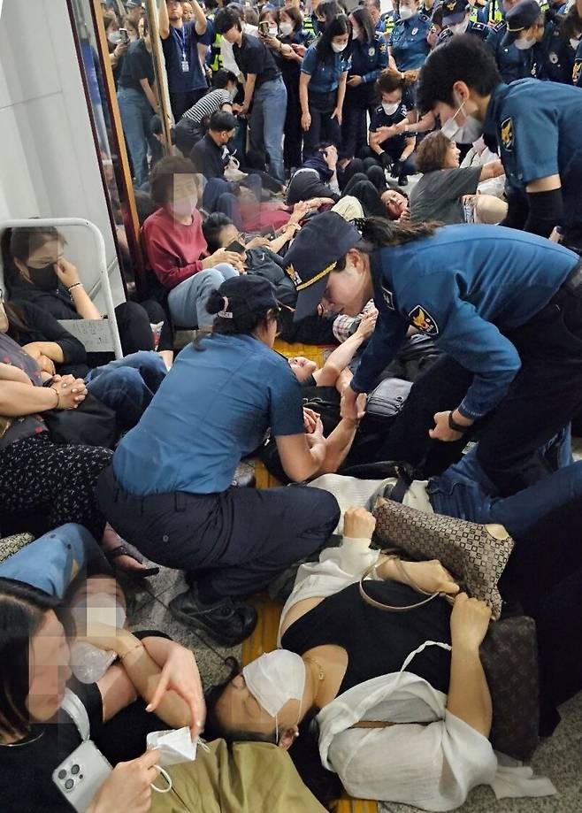 이장우 대전시장과 면담을 요구하던 대전 중앙로지하상가 상인들이 22일 밤 10시30분께 시청 로비에서 경찰에 의해 끌려 나가고 있다.