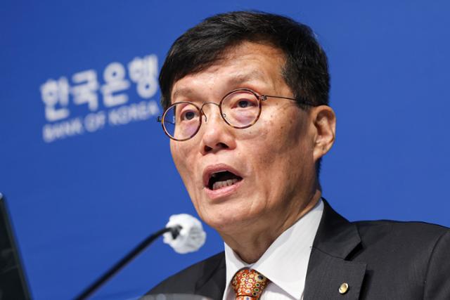 이창용 한국은행 총재가 23일 서울 중구 한국은행에서 열린 통화정책방향 기자간담회에서 모두발언을 하고 있다. 사진공동취재단