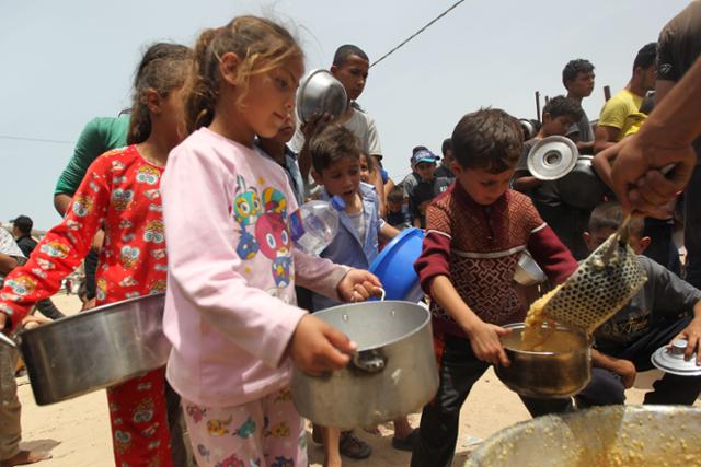 지난 19일 가자지구 남부 도시 라파에서 팔레스타인 난민들이 구호 식량을 받고 있다. 라파=신화 뉴시스