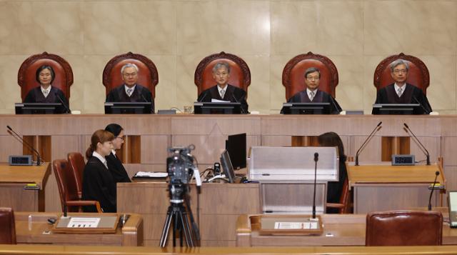 조희대(뒷줄 가운데) 대법원장 등 대법관들이 23일 서울 서초구 대법원 대법정에서 열린 전원합의체 선고에 앞서 자리에 앉아 있다. 연합뉴스