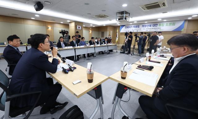 김규철(왼쪽 두 번째) 국토교통부 주택토지실장이 23일 서울 한국부동산원 서울강남지사에서 열린 전세사기 특별법 개정안 종합토론회에서 발언하고 있다. 연합뉴스