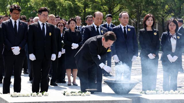 이재명 더불어민주당 대표가 23일 오후 경남 김해 봉하마을에서 열린 고(故) 노무현 전 대통령 15주기 추도식에서 노 전 대통령의 묘역에 분향하고 있다. 왼쪽부터 김준우 정의당 대표, 더불어민주당 박찬대 원내대표, 이 대표, 국민의힘 황우여 비대위원장, 추경호 원내대표, 허은아 개혁신당 대표, 용혜인 기본소득당 원내대표. 김해=뉴시스