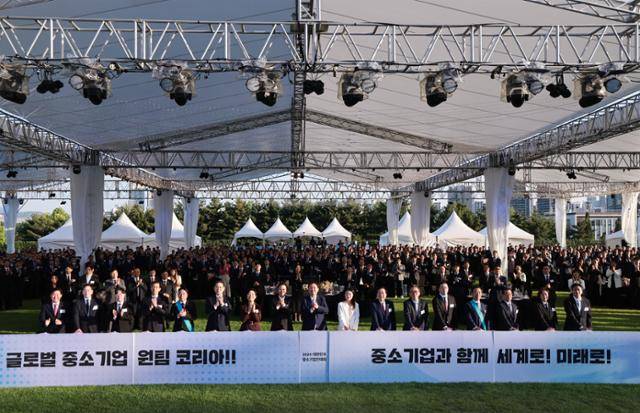 윤석열 대통령 등 주요 참석자들이 23일 서울 용산 대통령실 잔디마당에서 열린 '2024 대한민국 중소기업인대회'에서 참석자들과 '글로벌 원팀(One Team)호 출항식' 퍼포먼스에 참여하고 있다. 뉴시스