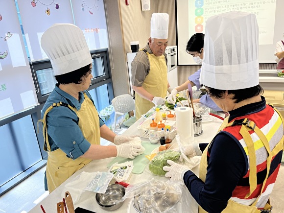 22일 성주군 보건소의 '건강밥상 요리교실'이 열리고 있다. [사진=성주군]