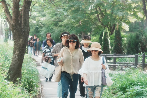 ‘2024 자사모 걷기대회’ 참가자들이 서울숲 공원길을 걷고 있다. [사진=자생한방병원]