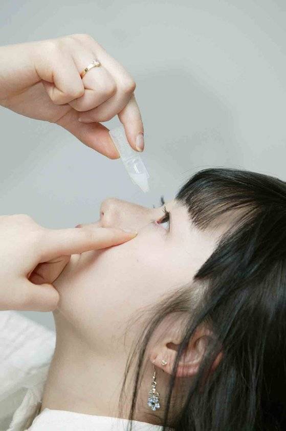 약은 눈물이 분비되는 양을 줄이기도 하고 눈물의 구성성분에 영향을 주기도 한다. [중앙포토]
