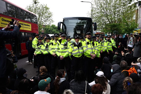 시위 현장에 배치된 영국 경찰. AFP=연합뉴스