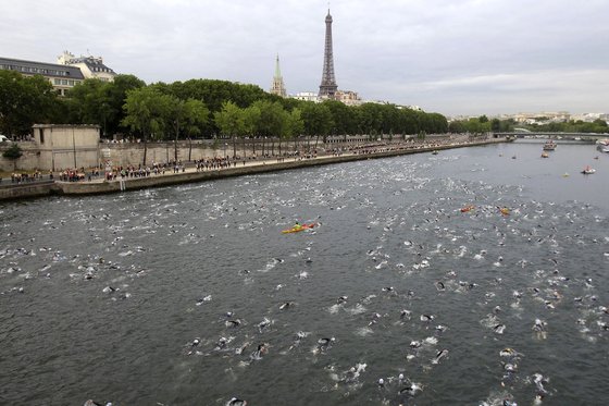지난 2011년 7월 10일(현지시간) 파리에서 열린 파리 트라이애슬론 대회에서 선수들이 센강에서 수영을 하고 있다. AP=연합뉴스