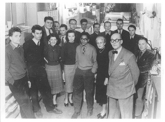 세계 건축사에 한 획을 그은 르 코르뷔지(첫번째 줄 오른쪽에서 두 번째)와 제자들. 뒷줄 왼쪽에서 네번쨰 안경 쓴 이가 유일한 한국인 제자, 김중업 건축가다. [사진 안양문화예술재단]