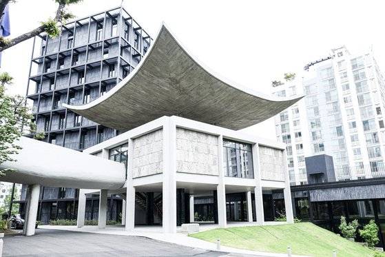 서울 서대문구 주한프랑스대사관의 시그니처. 김중업 건축가가 "한국의 얼과 프랑스의 우아함을 담았다"고 한 결정체다. 김경록 기자