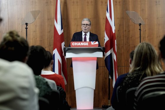 키어 스타머 영국 노동당 대표가 22일(현지시간) 리시 수낵 총리의 7월 4일 총선 소집 발표 이후 런던 웨스트민스터에서 연설하고 있다. AP=연합뉴스