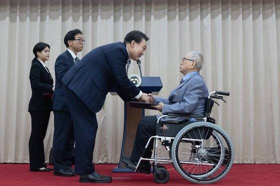 윤석열 대통령이 22일 서울 서초구 대한민국학술원에서 열린 대한민국학술원 개원 70주년 기념식에서 이상만 회원에게 국민훈장 무궁화장을 수여하고 있다. 대통령실 제공