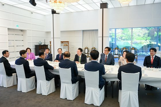 윤석열 대통령이 13일 서울 한남동 대통령실 관저에서 국민의힘 비상대책위원들과 만찬을 하고 있다. 사진 대통령실