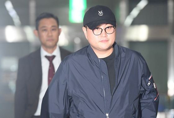 음주 뺑소니 의혹을 받는 가수 김호중이 지난 21일 오후 서울 강남경찰서에서 조사를 마치고 나오고 있다. 뉴스1