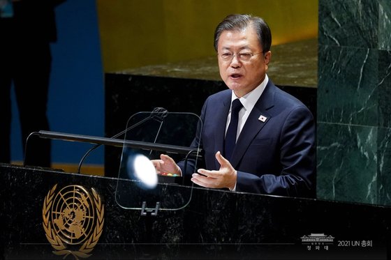 문재인 대통령이 2021년 9월 미국 뉴욕에서 열린 유엔 총회에서 발언하는 모습. 청와대.
