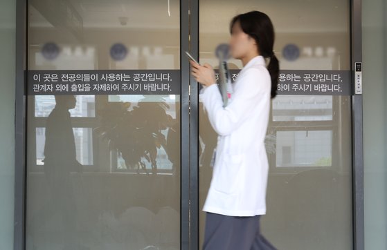 의대 증원에 반발한 전공의 이탈 사태가 지속되고 있는 23일 서울 시내 한 상급종합병원 전공의 사용 공간에 의료진이 지나가고 있다. 뉴시스