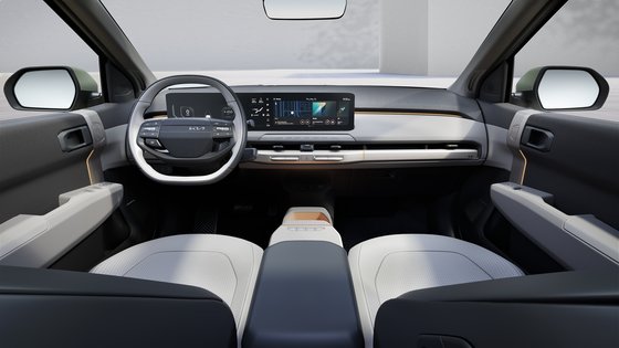 기아는 EV3에 기아 EV 최초로 생성형 AI 기술을 접목한 기아 AI 어시스턴트를 탑재하고 차량 내 엔터테인먼트와 디스플레이 테마 등 혁신적인 커넥티비티 사양을 탑재해 고객에게 의미 있고 편리한 차량경험을 제공한다. 사진 기아